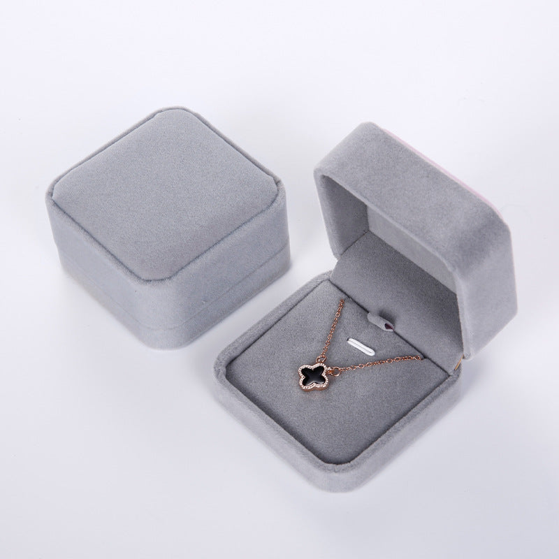 Caja de terciopelo para joyas y collares
